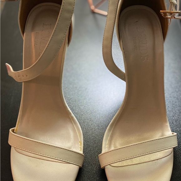 White heel, worn once, comfortable and would go with any outfit for any occasion - Picture 3 of 5